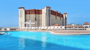 Laketown Wharf Grounds and Amenities