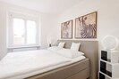 Schlafzimmer mit Doppelbett