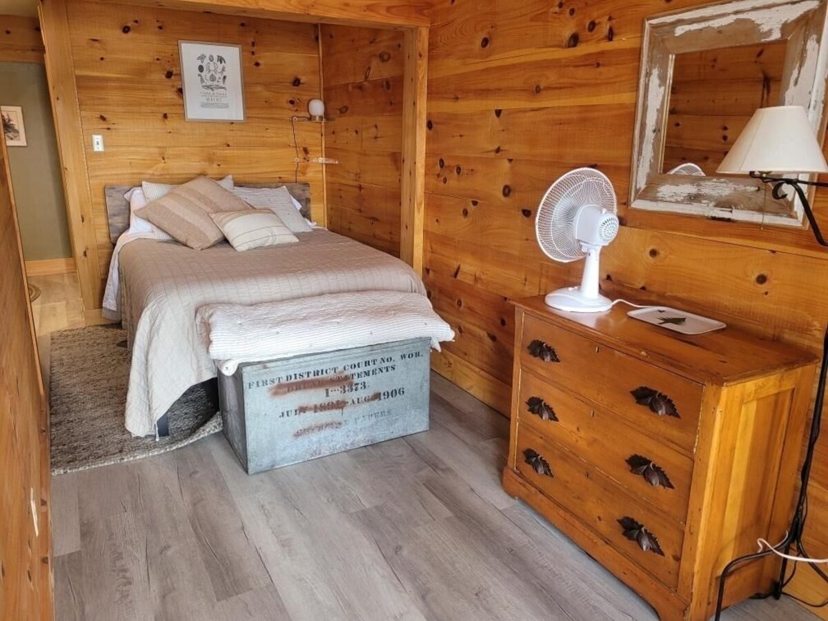 Lakefront Cottage – sleeps 6 – 2 baths