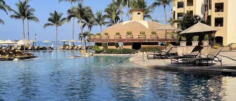 Swim Up Bar