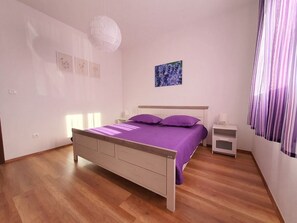 Schlafzimmer 1