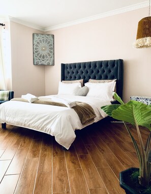 Bedroom - queen size bed