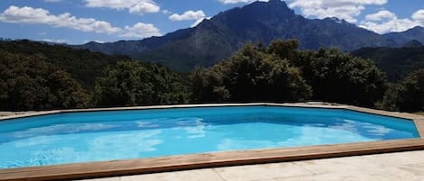 piscine privée avec vue le monte padro en arrière plan