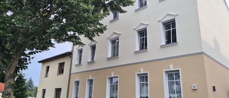 Straßenansicht - Ferienwohnung im Erdgeschoss 