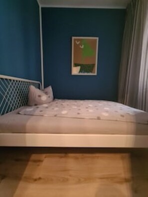 Schlafzimmer 2 zum Hof