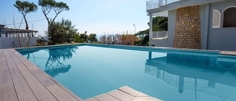 Beautiful 8-bedroom villa with private pool on the Amalfi Coast