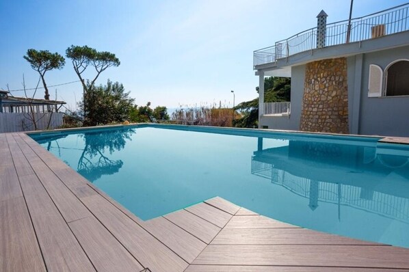 Beautiful 8-bedroom villa with private pool on the Amalfi Coast