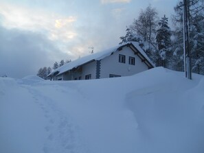 Gîtes de Montagne les Hirondelles sous la neige.