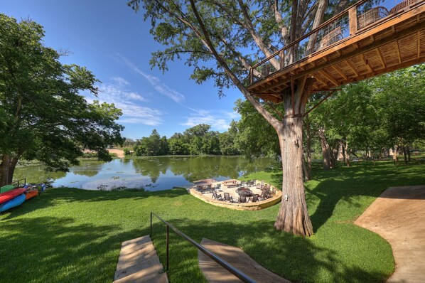 Relax on the banks of the Guadalupe River, great view, fire pits & kayaks for outdoor fun.