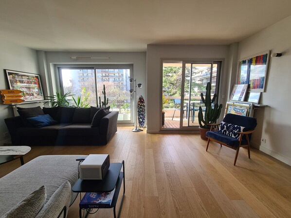 Spacious living room with outside dining space