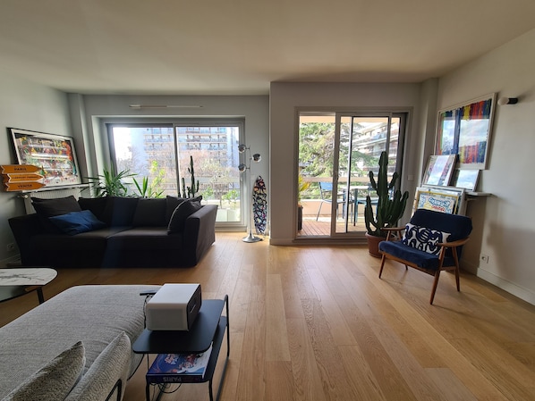 Spacious living room with outside dining space