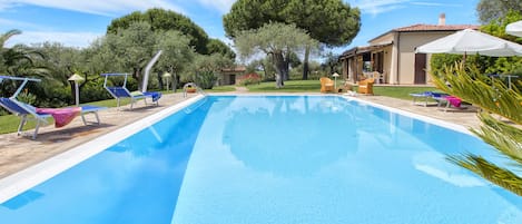 ClickSardegna villa Luna Smeralda per 8 persone con piscina, prato e touchtennis