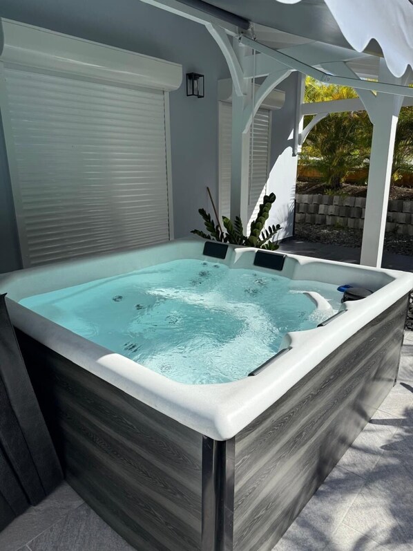 Outdoor spa tub