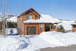 The cabin is located on a cul-de-sac with ski access across the street