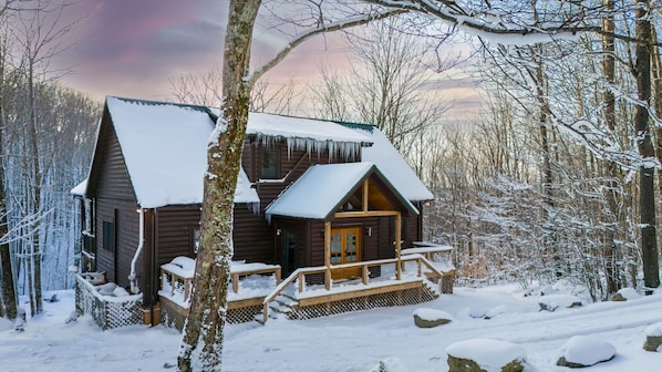 Book your winter wonderland escape at Bear's Creek Lodge this winter!