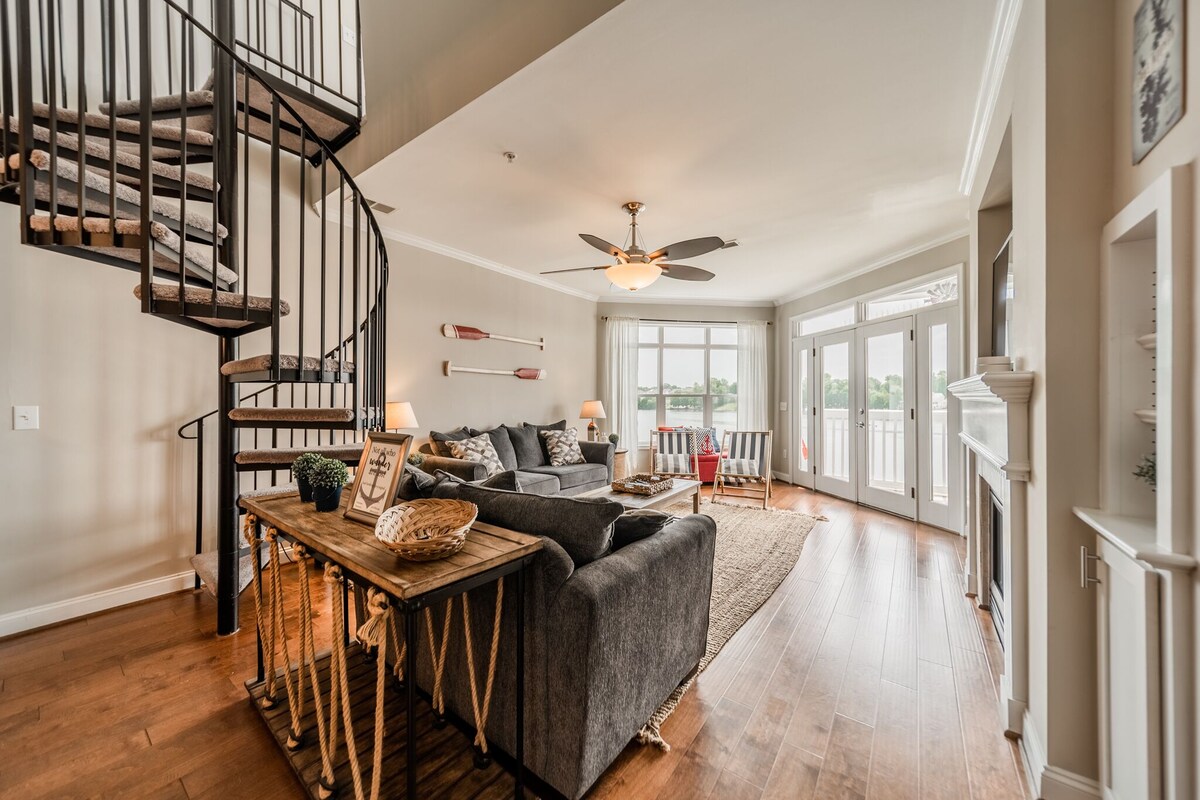 Nautical Nest – Next To Restaurants and A Community Pool!