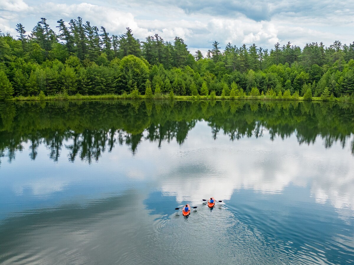 Cedars Log Home : Brand New Lake Front w Kayaks!