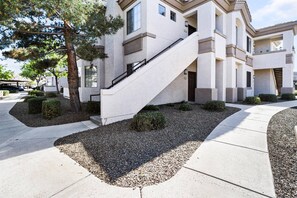 Cool off in the Pool |King Master |Renovated |Gym |BBQ |Close to Downtown Gilbert Hiking & Golf
