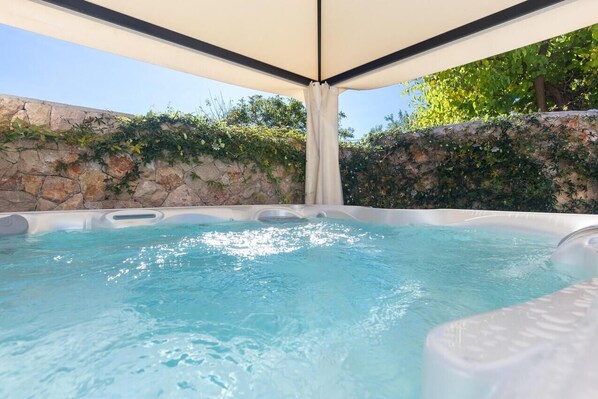 Outdoor spa tub