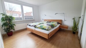 Schlafzimmer 1 mit großem Doppelbett (180x200) und Sony TV.