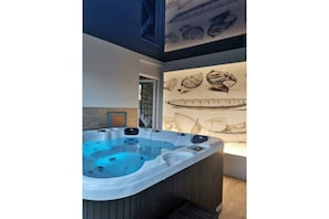 Indoor spa tub