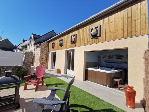 Le local jaccuzi ouvert à l'année sur le jardin