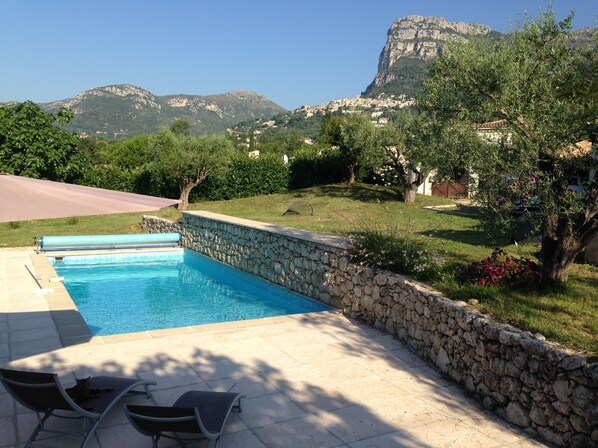 Piscine privée, avec vue sur le village et les montagnes , aucun vis à vis

