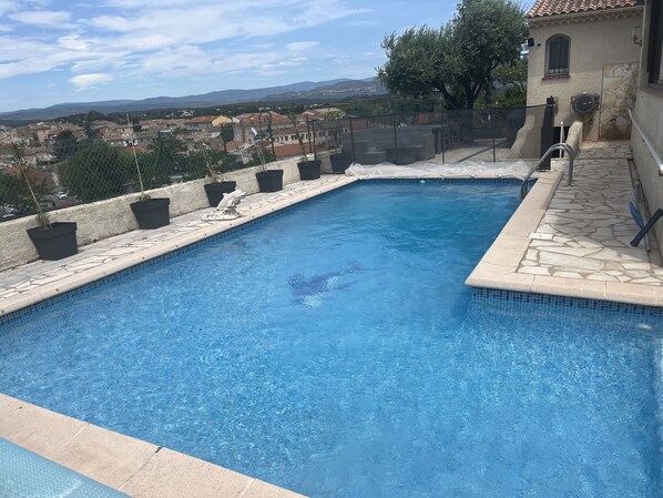 Piscine chauffée du 01 Mai au 30 Septembre. Accès avec horaires  règlementés



