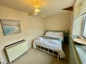 Magpie cottage double bedroom