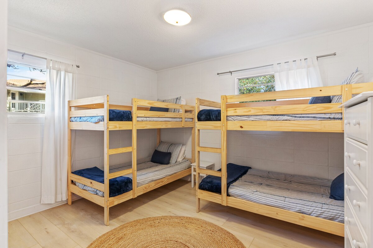 East Beach Cottage with EZ beach access, sleeps 10