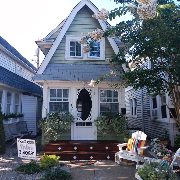 Rose Beach Cottage 
located  Doll House Row
Ocean City NJ 
