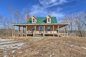 Cabin Exterior | Spacious Yard w/ Expansive Views | No Light Pollution