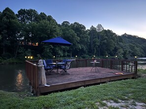 Sunset on the dock. Enjoy bbq, fishing , tubing , just relaxing along river view