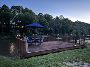 Sunset on the dock. Enjoy bbq, fishing , tubing , just relaxing along river view