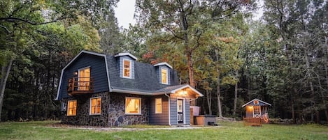 Welcome to The Rivers Ledge Cabin, a mountain getaway experience created with comfort, design and ambiance in mind. Find yourself surrounded by nature along with the comforts of modern day amenities, curated decor and multiple lounging areas. 