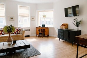 living room with desk and tv
