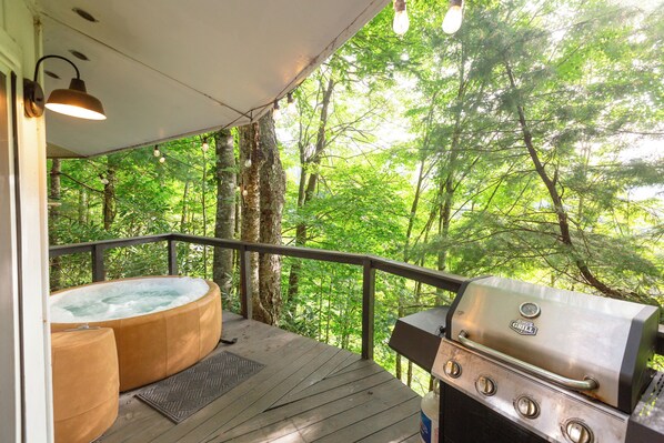 Outdoor spa tub