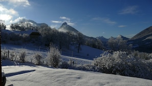 Vue au sud depuis la grande fenêtre du chalet.