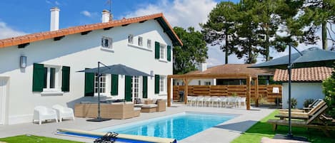 Terrasse exposée sud, piscine chauffée, coin repas extérieur