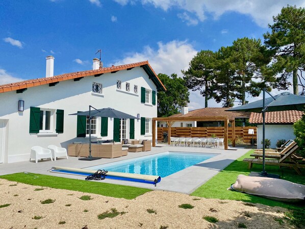 Terrasse exposée sud, piscine chauffée, coin repas extérieur