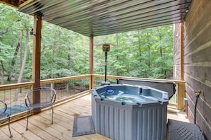Furnished Deck | Hot Tub