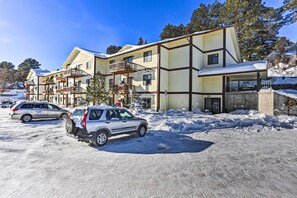 Exterior | Caledonia Condominiums