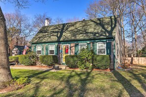 East Falmouth Home w/ Yard Near Menauhant Beach