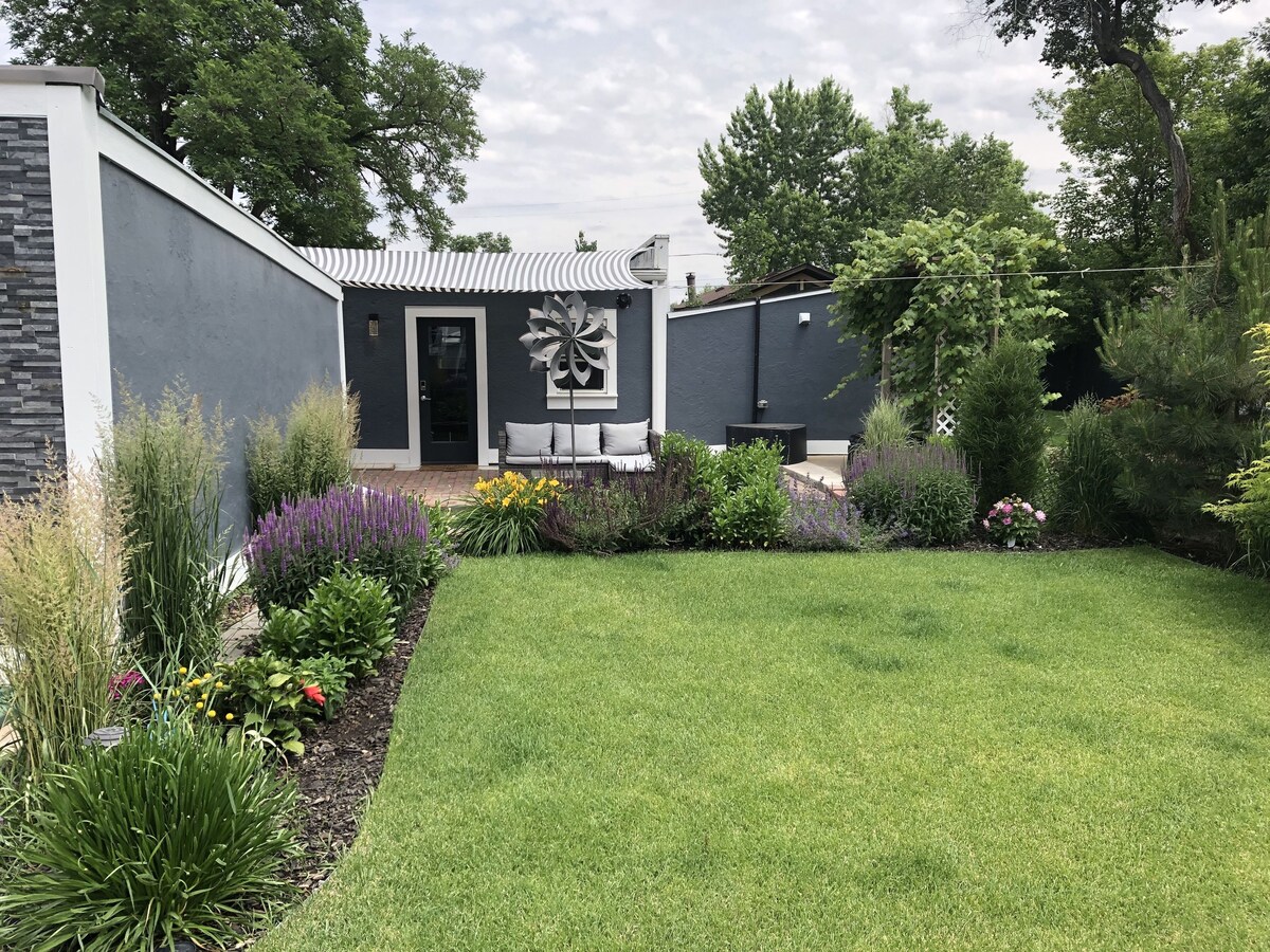 Private Guest House w/ Parking Mins to I-70. Close to Red Rocks
