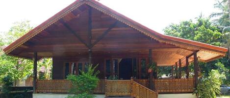 Tamarind Lodge, handcrafted lodge located just short walk from Mae Nam beach. 