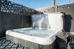 The hot tub at Porthleven View, Cornwall