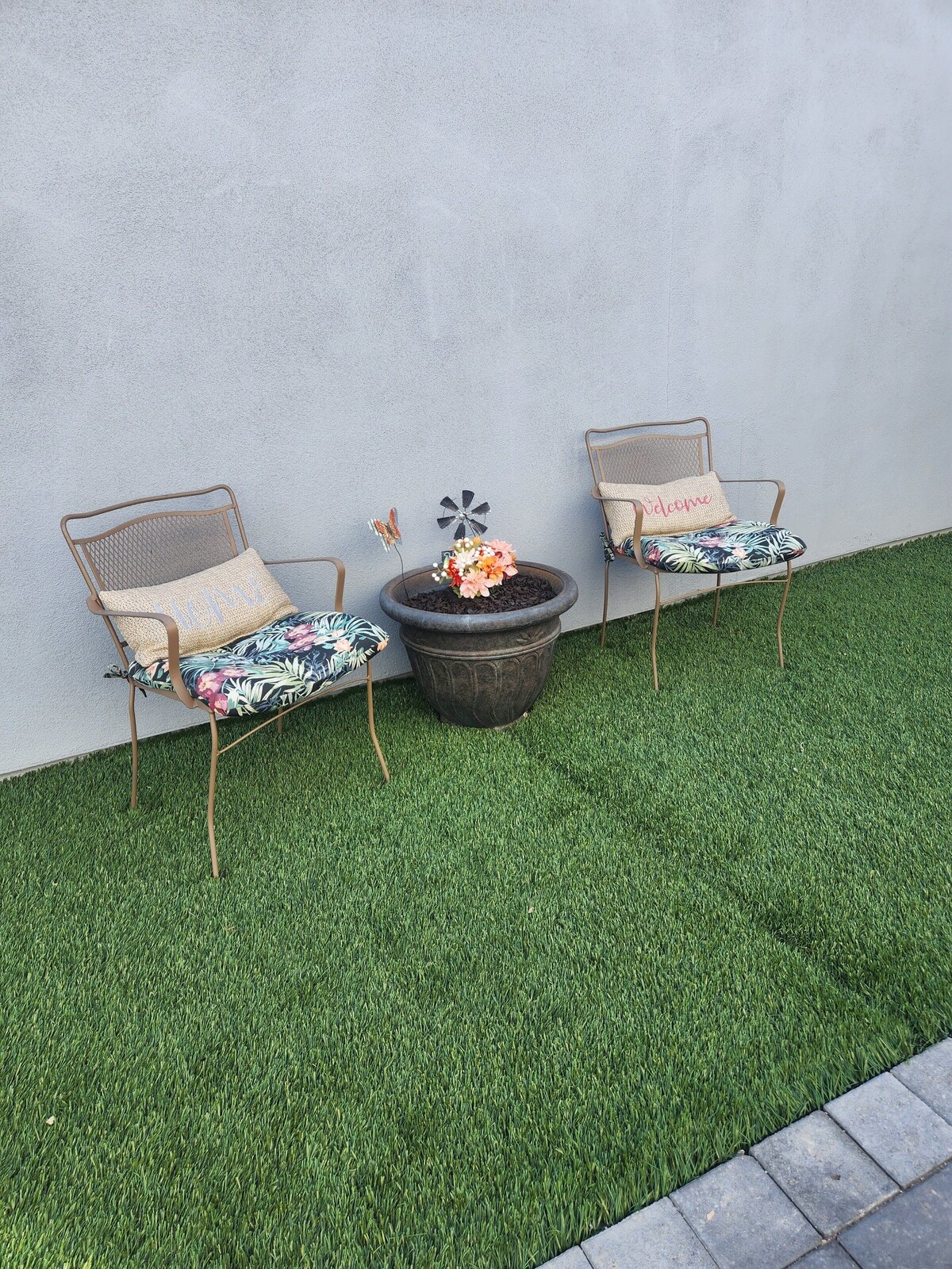 Modern Apartment Located in the Beautiful Groves Area