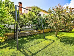 Pflanze, Himmel, Wolke, Baum, Schatten, Gebäude, Grundstueck, Natürliche Landschaft, Haus, Freizeit