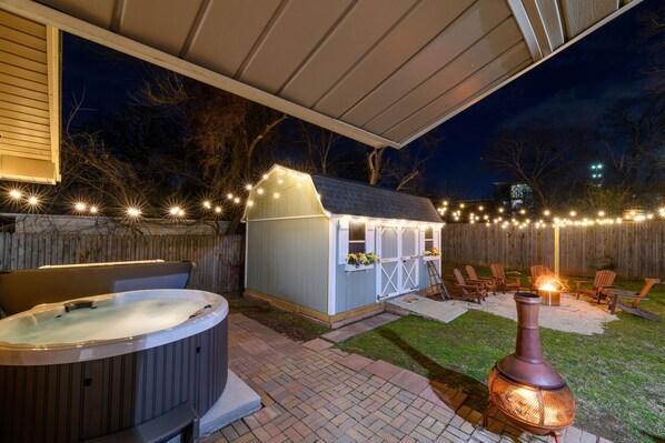 Fenced yard - spa/hot tub, dining with 6 chairs, firepit with 6 chairs, bbq.