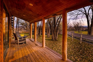 Relax with the firepit on the deck. 